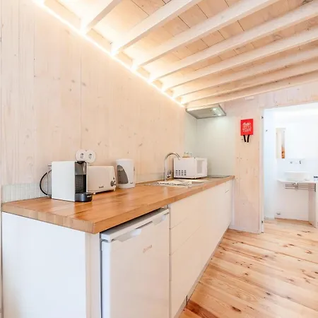 Guestready - A Charming Wooden Retreat Лиссабон